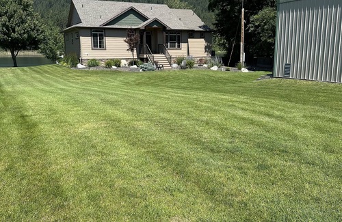 Cusick House | Charming 3-bedroom house on the river ready for fun in the sun.
