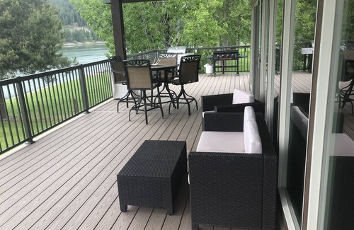 Cusick House | Charming 3-bedroom house on the river ready for fun in the sun.