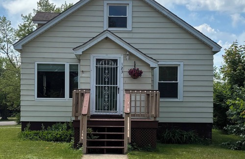 Gwinn House | Charming 3-bedroom house with WiFi and AC in Gwinn