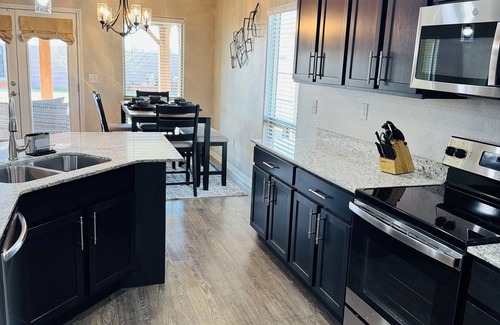 Hobbs House | Charming 3-bedroom house with AC, WiFi in tranquil Hobbs