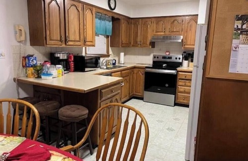 Norton House | Charming 3-bedroom house with AC and WiFi in Norton, near Akron and Cleveland