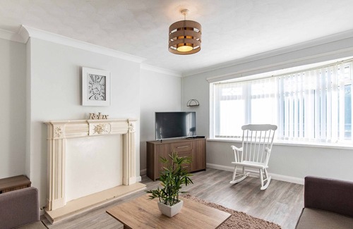 Gateshead House | Charming 3-Bedroom in Wealcroft