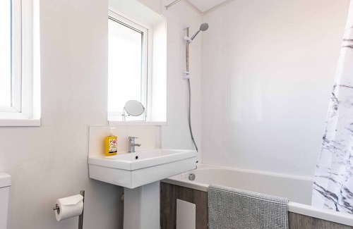 Gateshead House | Charming 3-Bedroom in Wealcroft