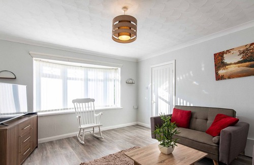 Gateshead House | Charming 3-Bedroom in Wealcroft