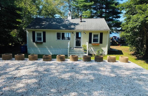 West Wareham Cottage | Charming 3-bedroom LAKEFRONT cottage in picturesque Plymouth with WiFi, AC