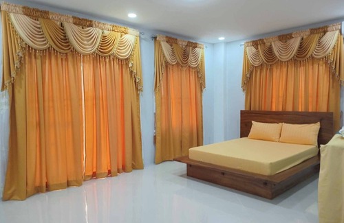 Tarlac House | Charming 3-bedroom house with AC, WiFi. Sleeps 13.