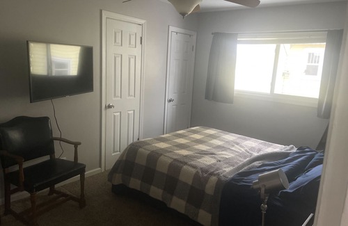 Creston House | Charming 3-bedroom house with WiFi and AC in Grand Rapids