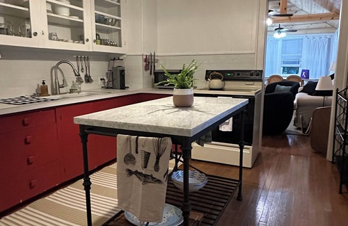 New Buffalo Cottage | Charming 3-bedroom cottage New Buffalo Walk to Downtown and Beach -Pets allowed