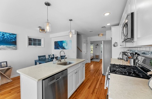 Highlands House | Charming 3-bedroom waterfront house with WiFi and AC in charming Highlands