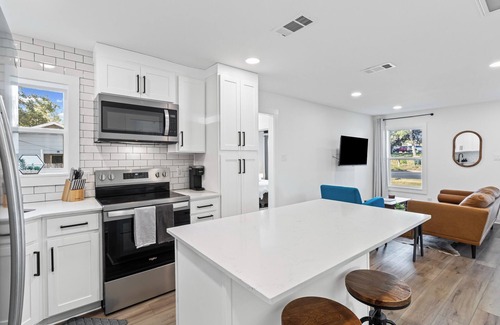 Georgetown House | Charming 3BR/2BA Home Near Historic Georgetown Square Sleeps 6 Large Backyard