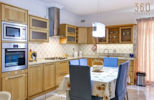 Il-Qajjenza Apartment | Charming 3BR Apt with Breathtaking Sea Views!