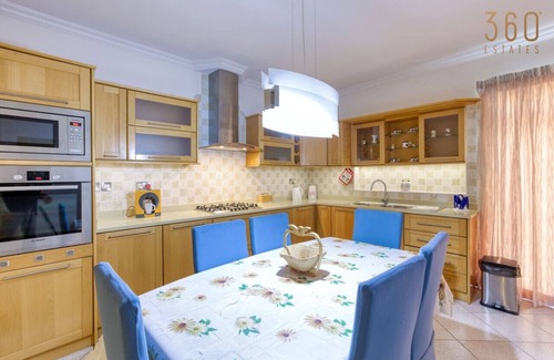 Il-Qajjenza Apartment | Charming 3BR Apt with Breathtaking Sea Views!