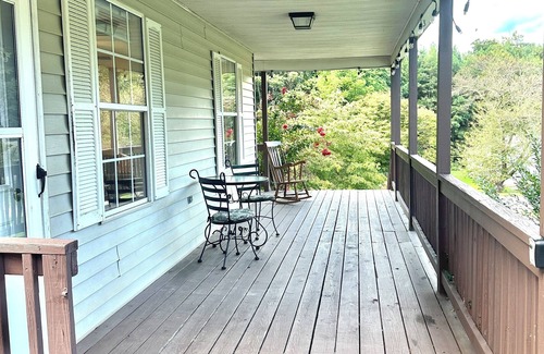 Rochelle House | Charming 3BR Home on 2 acres, Family & pet friendly. With Porch, Fire Pit, Deck