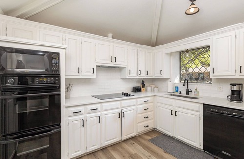 Allen House | Charming 3BR home with Pool, Hot Tub and King Bed in Allen
