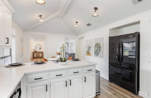Allen House | Charming 3BR home with Pool, Hot Tub and King Bed in Allen