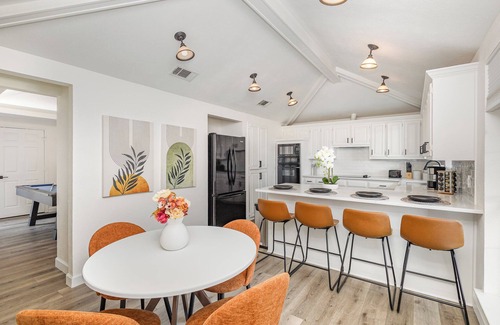 Allen House | Charming 3BR home with Pool, Hot Tub and King Bed in Allen