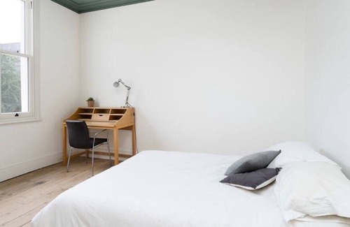 Chiswick House | Charming 3BR House Ideal for Work and Play