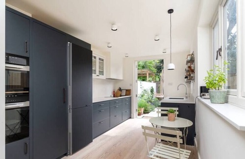 Chiswick House | Charming 3BR House Ideal for Work and Play