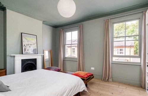 Chiswick House | Charming 3BR House Ideal for Work and Play