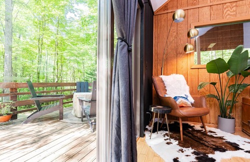 Berkeley Springs Cabin | Charming 3BR w Private Hot Tub & Public Pool! 7 mins from DT Berkeley Springs