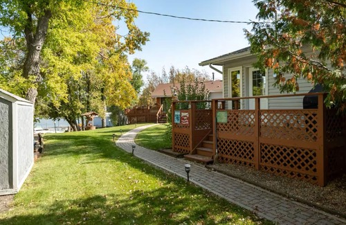 Petersfield Cabin | Charming 4-bedroom cabin on water in wonderful Petersfield with WiFi and TV