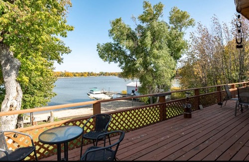 Petersfield Cabin | Charming 4-bedroom cabin on water in wonderful Petersfield with WiFi and TV