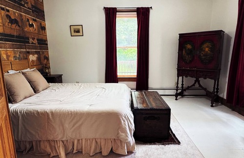 Franklin Other | Charming 4-bedroom farmhouse in brilliant Franklin with AC