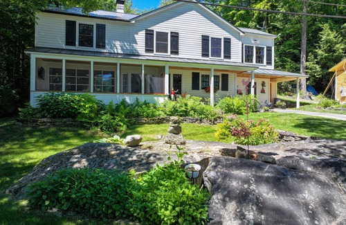 Salisbury House | “Charming 4 Bedroom Lakefront Farmhouse: Breathtaking Views & Relaxing Retreat"