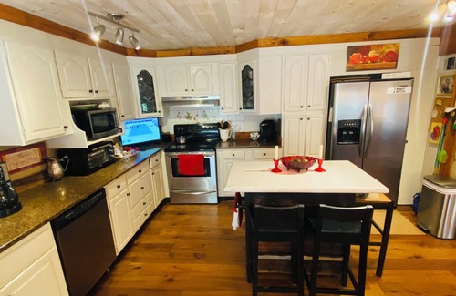 Cumming House | Charming 4-bedroom Lake House in Cumming, GA on Lake Lanier