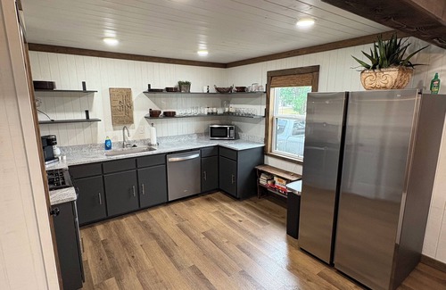 Eufaula Cottage | Charming 4-bedroom Lakeview Ranch Retreat at Eufaula Cove with AC