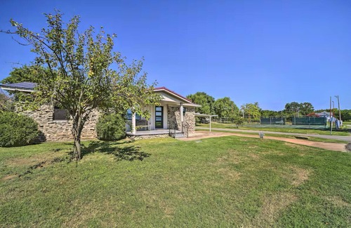 Eufaula Cottage | Charming 4-bedroom Lakeview Ranch Retreat at Eufaula Cove with AC