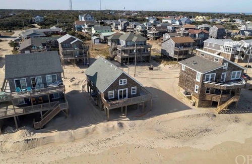 Buxton Cottage | Charming 4-bedroom oceanfront cottage with AC and WiFi in Buxton.