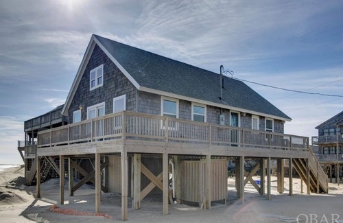Buxton Cottage | Charming 4-bedroom oceanfront cottage with AC and WiFi in Buxton.