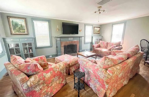 Wales Center House | Charming 4-bedroom 1800's farmhouse with WiFi, AC in serene Cowlesville