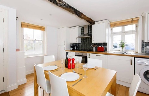 Chichester House | Charming 4bd Townhouse right in the city centre!