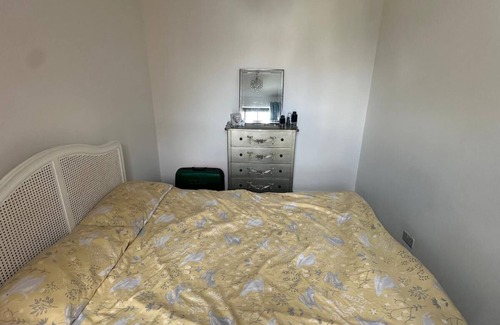 Little Holland House | Charming 4BR with Street Parking and a Garden in Dartford