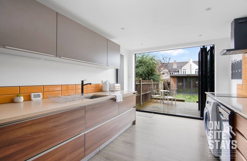 Little Holland House | Charming 4BR with Street Parking and a Garden in Dartford