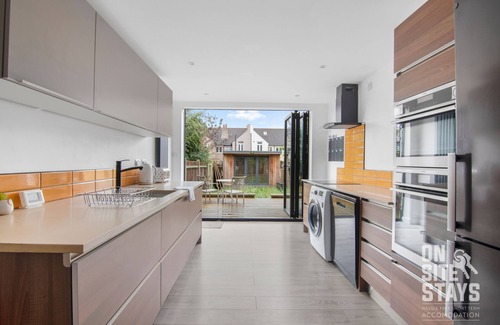 Little Holland House | Charming 4BR with Street Parking and a Garden in Dartford