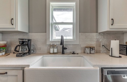 Edmond Other | Charming 5-bedroom farmhouse with WiFi, AC Homely getaway Farm house!