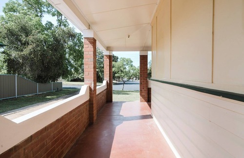 Dubbo House | Charming 5-Bedroom in Dubbo, 5 mins Drive to Mall