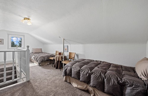 Meriden Cabin | Charming 5-bedroom lodge with WiFi, AC in amazing La Grange, perfect getaway