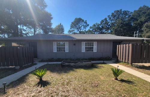 Northeast Pensacola House | Charming Airport 2bdr Retreat in Heart of Pensacola