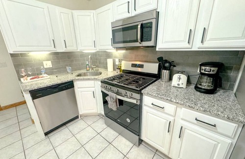 North Ironbound Apartment | Charming and comfy 2BR unit. Just 8 miles from NYC
