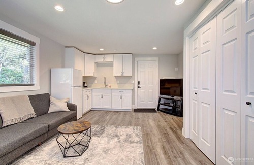 Seaview House | Charming and Cozy 2-bedroom house in Seaview, sleeps up to 5 people!