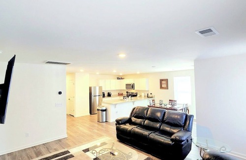 Florence House | Charming and Cozy 4BR 2BA House with Parking, Minutes from I-95 and Buc-ees