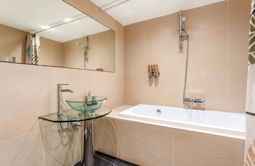 Barao de Sao Joao House | Charming and Comfy 3 BDR House by LovelyStay