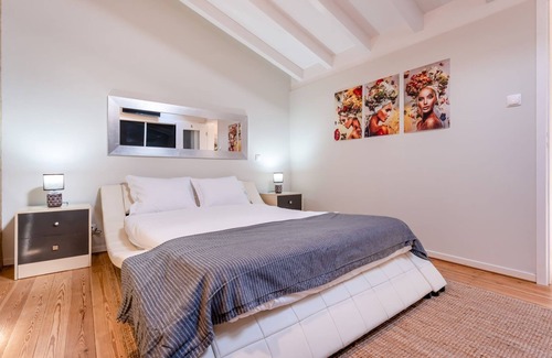 Barao de Sao Joao House | Charming and Comfy 3 BDR House by LovelyStay