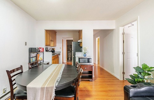 Berkeley Apartment | Charming and Safe 3-Bedroom Apartment with 6 Beds, 2 Bath, AC, WiFi and Parking