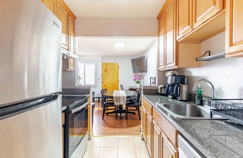 Berkeley Apartment | Charming and Safe 3-Bedroom Apartment with 6 Beds, 2 Bath, AC, WiFi and Parking