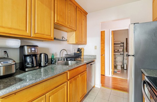 Berkeley Apartment | Charming and Safe 3-Bedroom Apartment with 6 Beds, 2 Bath, AC, WiFi and Parking